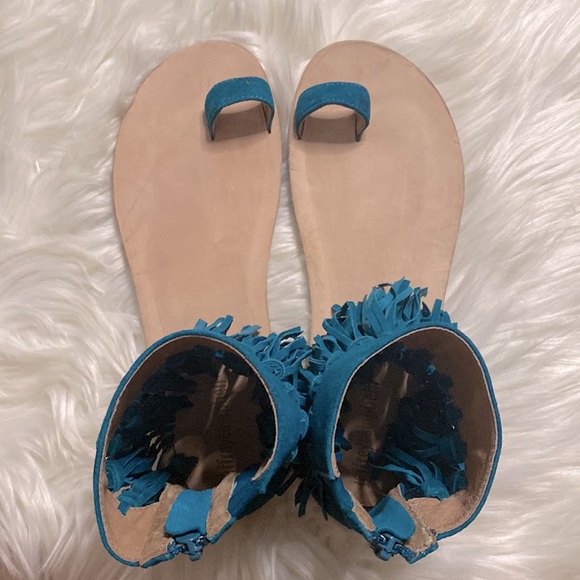Jeffrey Campbell
Color:Aquamarine Suede
Borla Sandal in Blue Suede - Picture 4 of 12